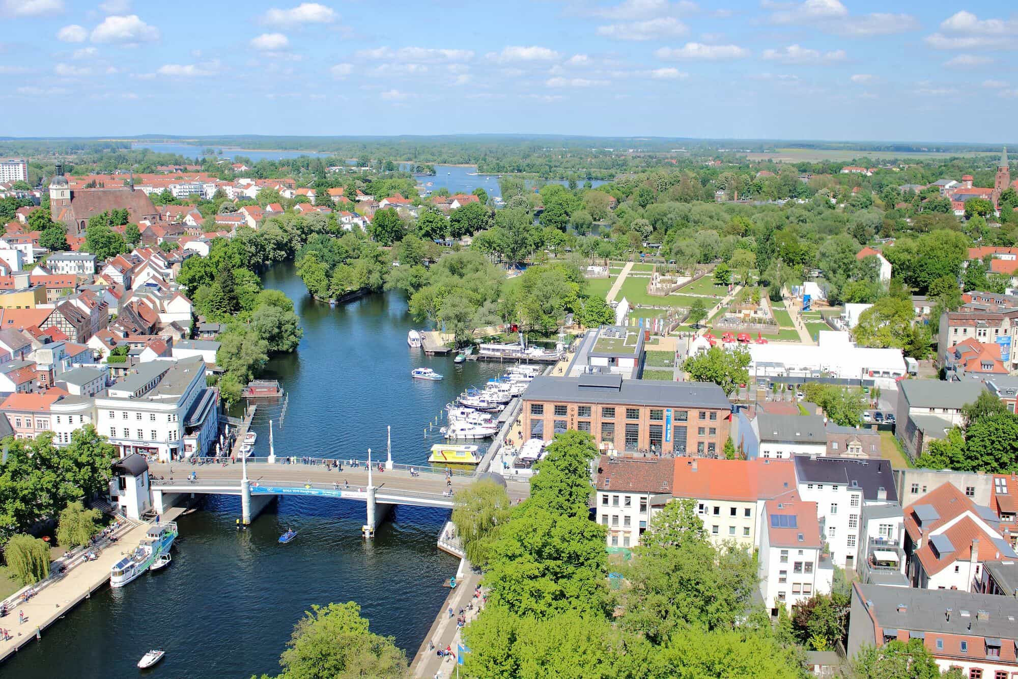 Luftbild von Brandenburg an der Havel mit der Jahrtausendbrücke über die Havel