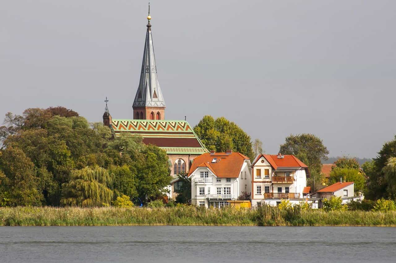 Inselkirche in Werder (Havel), vom Wasser aus gesehen