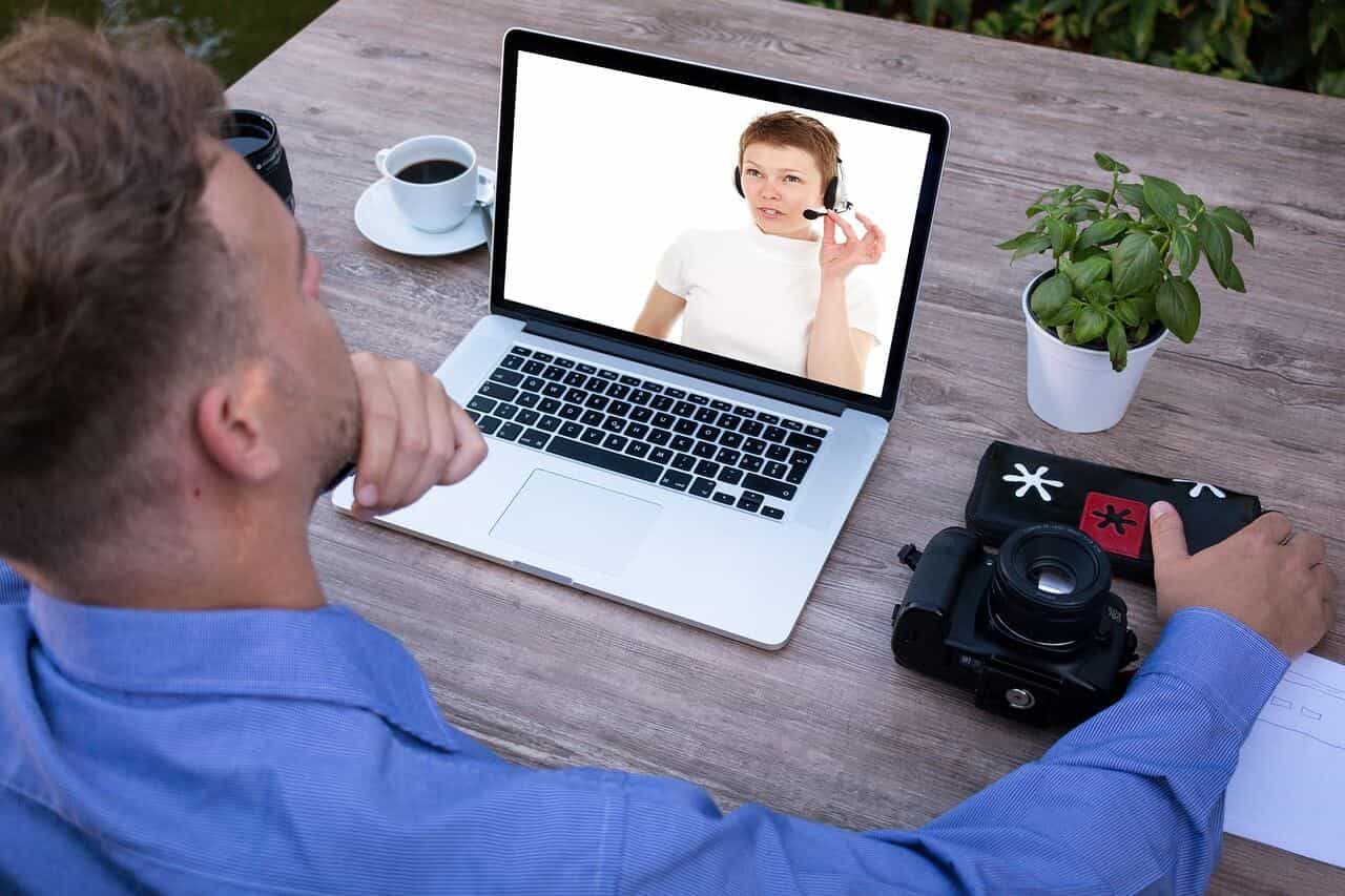 Teilnehmer verfolgt eine Live-Schulung am Laptop