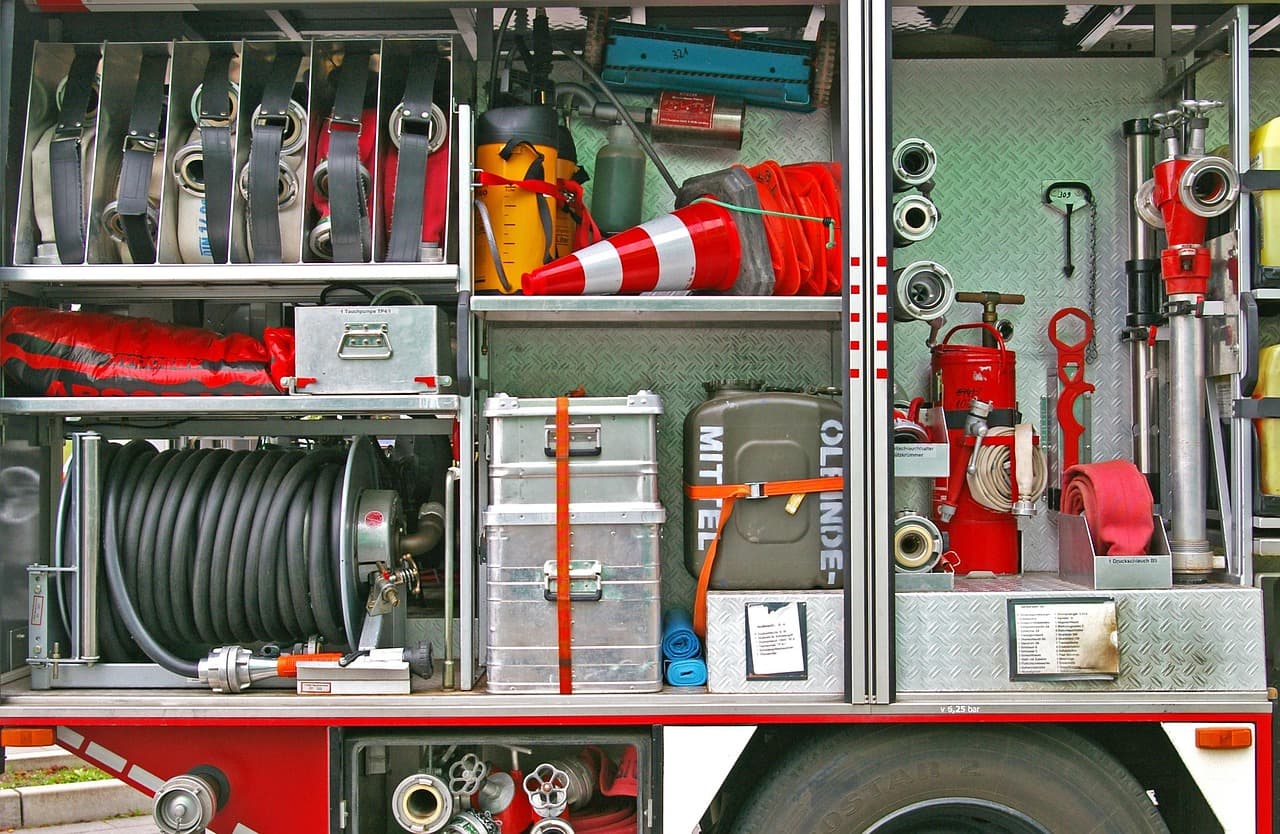 Feuerwehrleute im Einsatz mit Schutzausrüstung während einer Löschübung