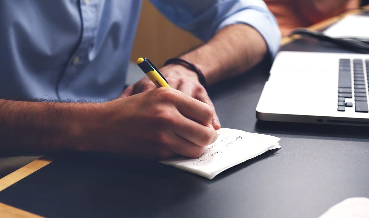 Handschriftliche Planung am Schreibtisch als Sinnbild für sorgfältige Vorbereitung