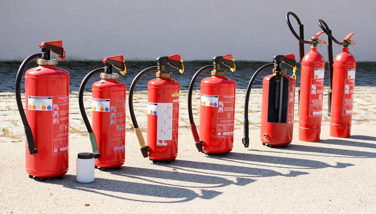 Feuerlöscher in Großaufnahme als zentrales Element des vorbeugenden Brandschutzes