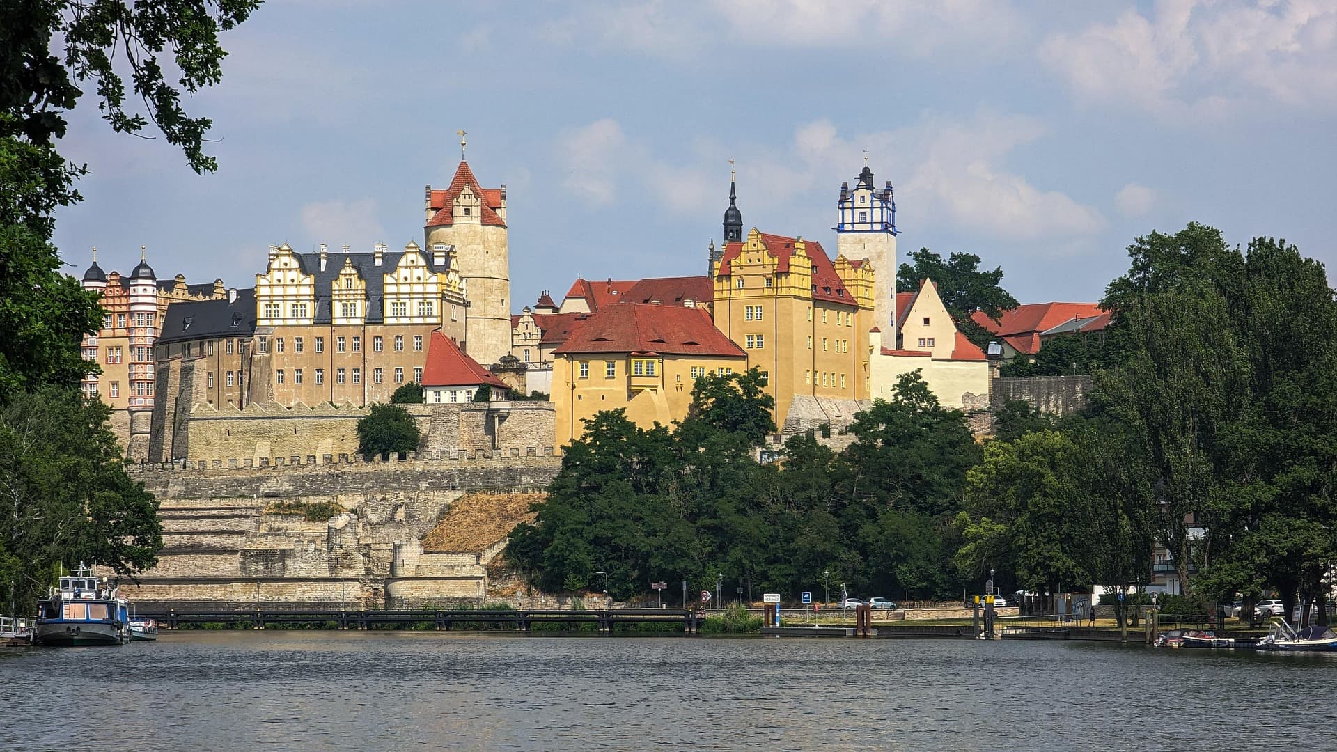 Schloss Bernburg über der Saale, Kreisstadt des Salzlandkreises
