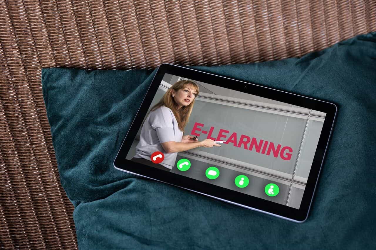 Tablet mit einer laufenden Online-Schulung