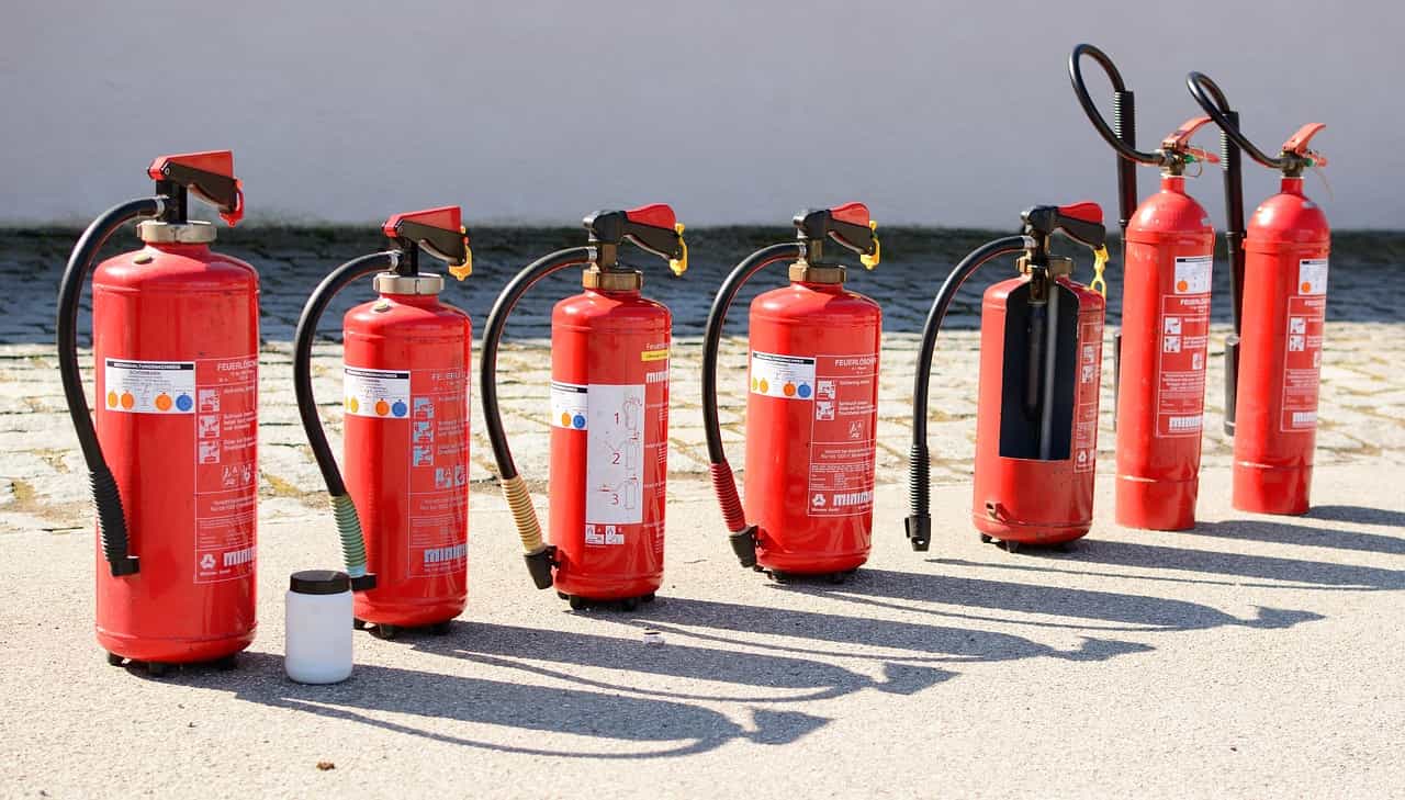 Feuerlöscher an der Wand eines Betriebs