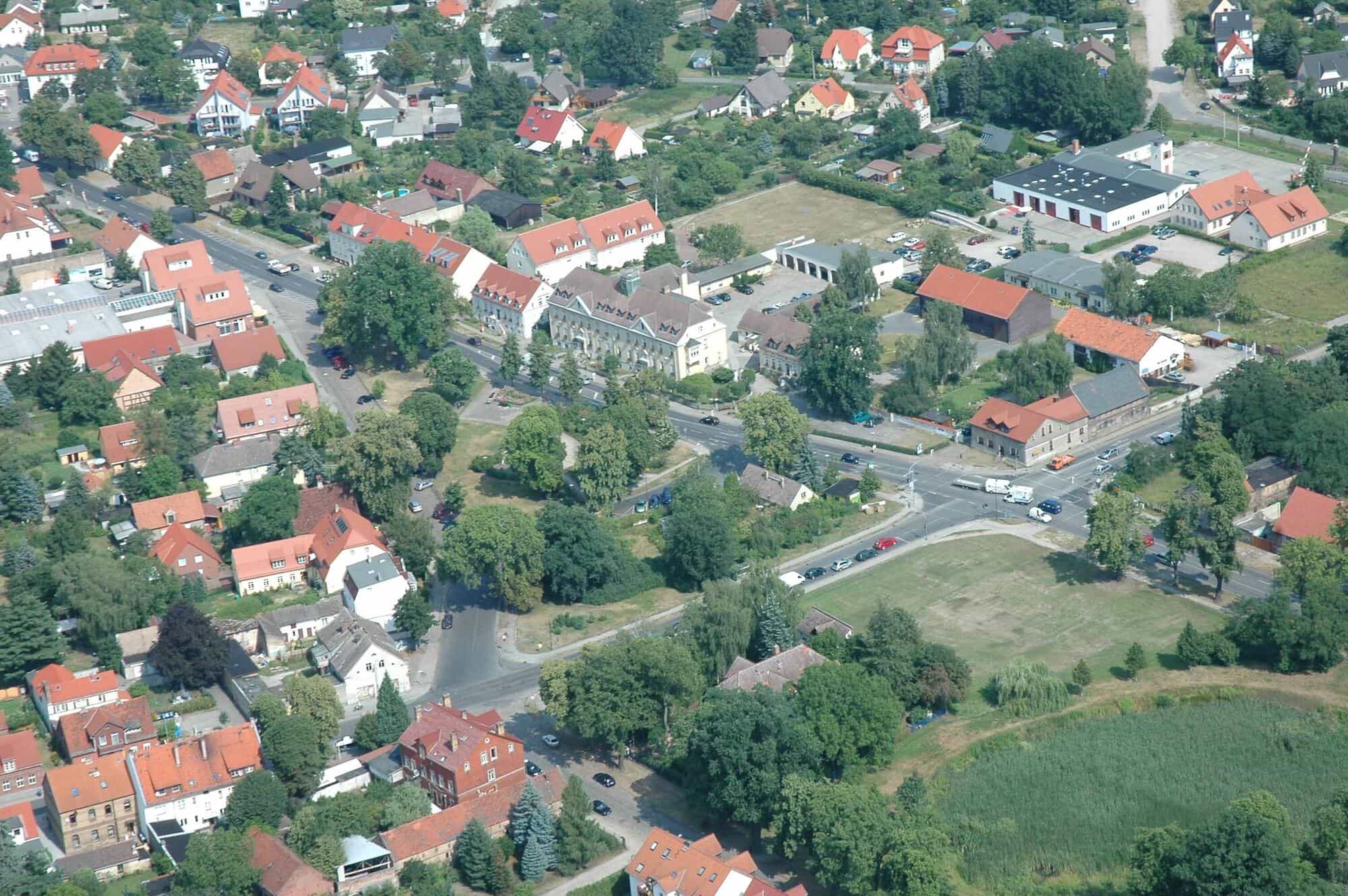 Luftbild von Falkensee mit dem Rathaus