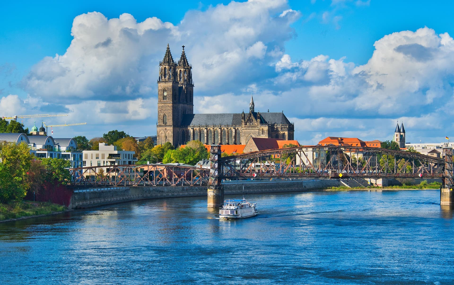Magdeburg an der Elbe mit Dom und Hubbrücke