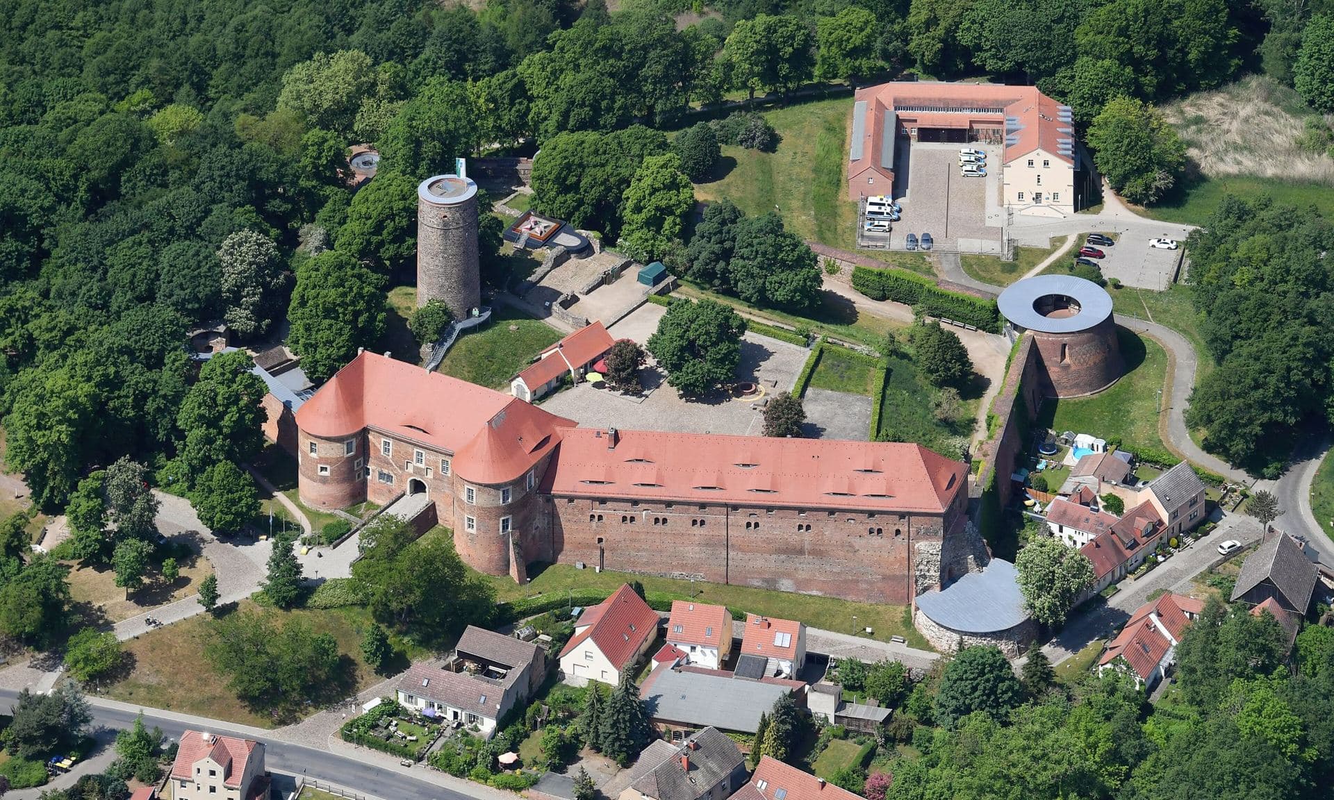 Luftbild der Burg Eisenhardt in Bad Belzig, Kreisstadt von Potsdam-Mittelmark
