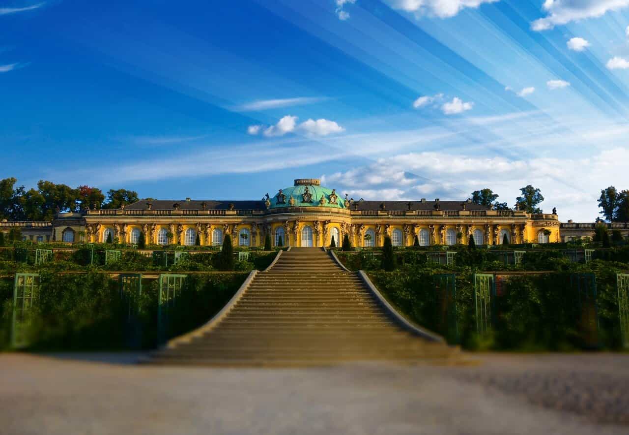 Schloss Sanssouci in Potsdam mit den Weinbergterrassen